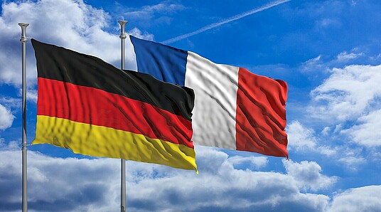 Deutsche und französische Fahnen wehen im Wind