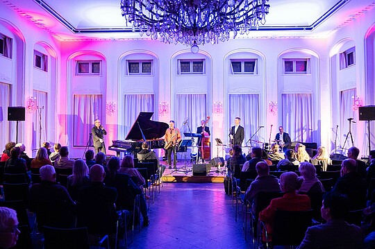Wirtschaft trifft Kultur: Impressionen vom Konzert der LAMETTA FIVE in der Alten Börse am 30.11.2023. Bild erstellt von Hermann Hertrampf.