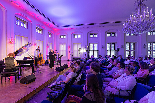 Impressionen von "Wirtschaft trifft Kultur" am 23.05.24 mit Pascal von Wroblewsky und dem Lora Kostina Trio