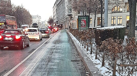 Grüner Fahrradstreifen Leipzig Innenstadt