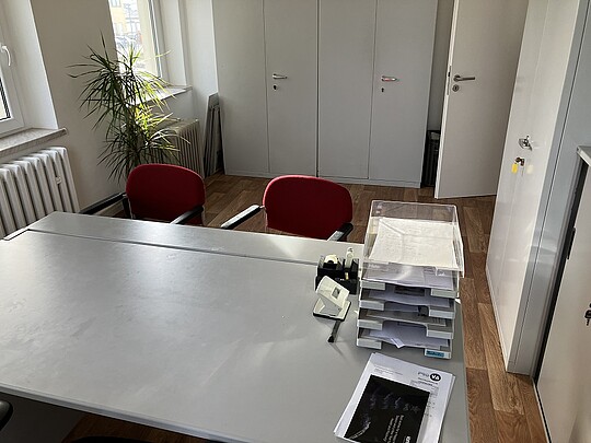 Büro mit Schreibtisch, Stuhl, Schränken