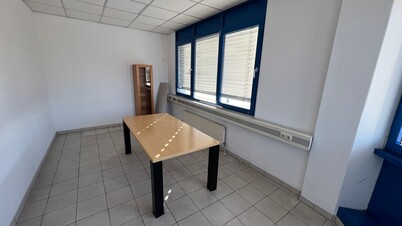 Büro mit Tisch