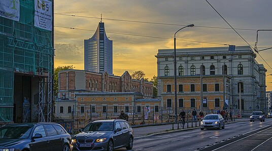 Foto eines Abschnitts der Prager Straße in Leipzig bei Sonnenuntergang