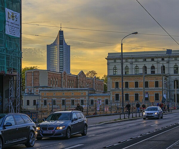 Foto eines Abschnitts der Prager Straße in Leipzig bei Sonnenuntergang