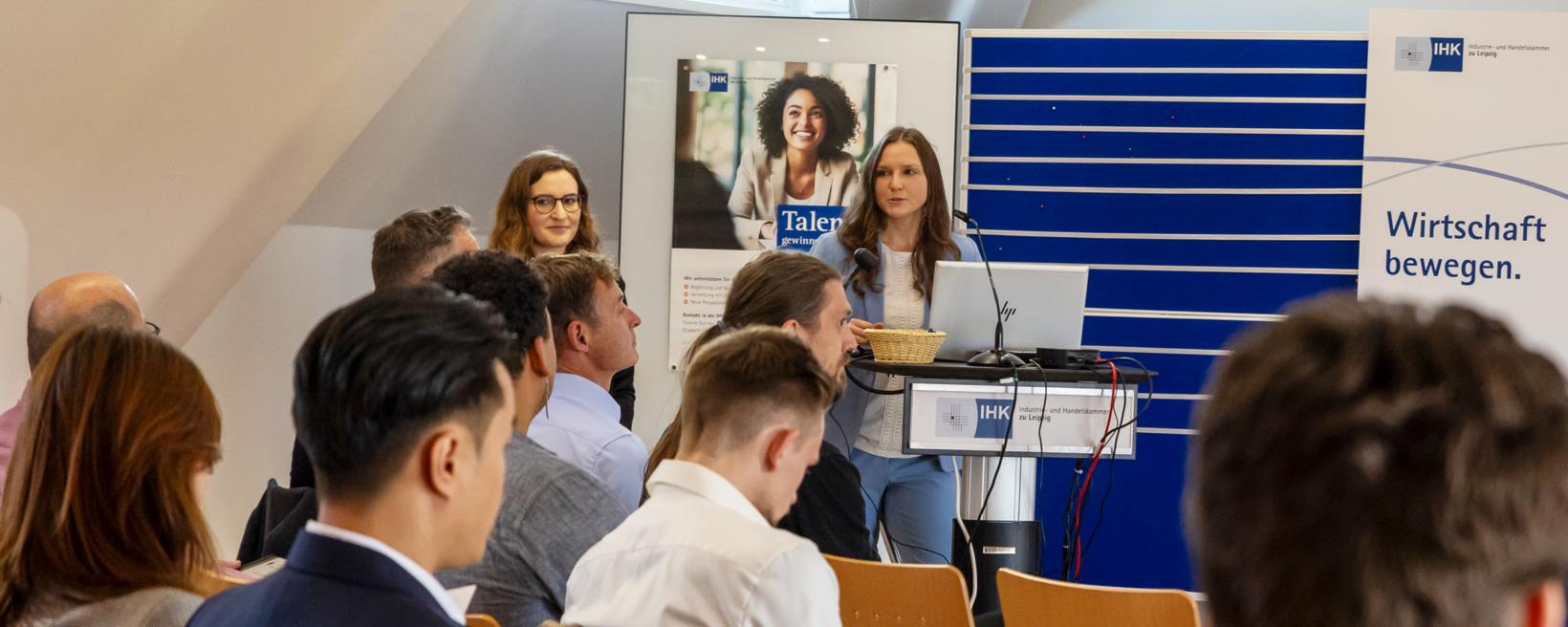 Yvonne Ruhnau und Elisabeth Weiß vom IHK-Fachkräfteprojekte "Talente gewinnen und sichern" auf einer Informationsveranstaltung