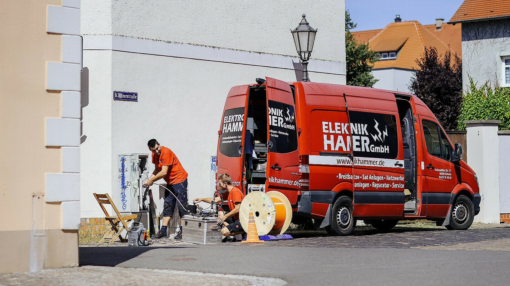 Miodrag Rikic draußen bei der Arbeit mit Kabeln